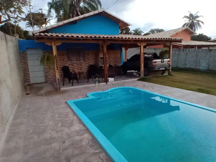 Linda casa com piscina el lote de aproximadamente 700 mts quadrados.